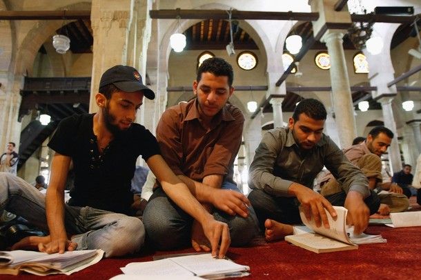 Mahasiswa sedang belajar di masjid Al-Azhar Kairo