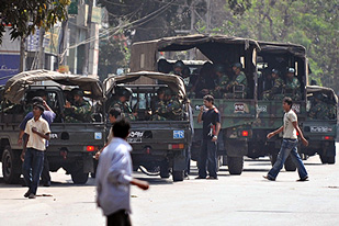 Tentara Bangladesh Baku Tembak, Dhaka Tegang