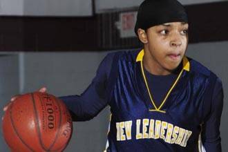 Bilqis, Muslimah Berjilbab Pertama Bintang Bola Basket di AS
