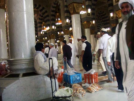 Berebut Pahala, Bagikan Makanan Buka Puasa