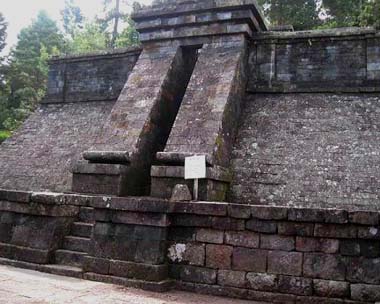 Misteri Candi dan Piramida di Nusantara (1)