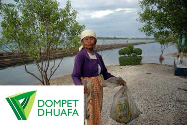 Nenek Pemulung di Pulau Untung Jawa