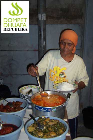 Jualan Nasi Padang di Pinggir Rel