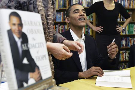 Obama menandatangani bukunya yang berjudul "The Audacity of Hope"