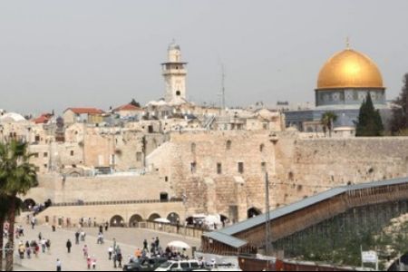 Sebuah pemandangan Gunung Bait Suci dan Tembok Ratapan di Kota Lama, al-Quds Timur