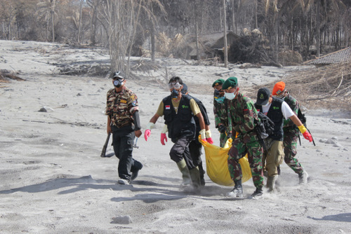 Relawan Dompet Dhuafa Evakuasi Jenazah Pasangan Suami-Istri Korban Merapi
