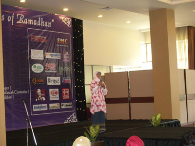 Acara Fabulous Ramadhan dibuka oleh MC sekaligus ketua panitia Ibu Eva Deswenti