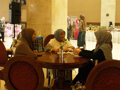 Ibu Nurhayati Subakat pemilik Wardah dan Ibu Nia Kurnia pemilik Rabbani tengah berdiskusi untuk mengembangkan produk muslim