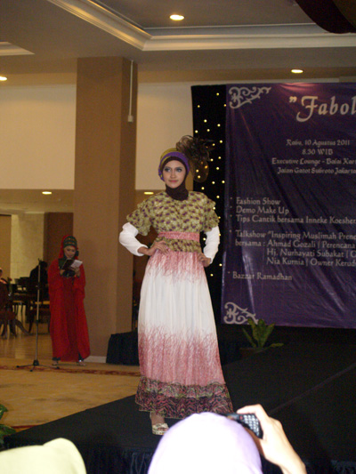 Salah satu kreasi busana dari Colosa