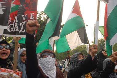 Ibu-Ibu pun Demo Kedubes AS