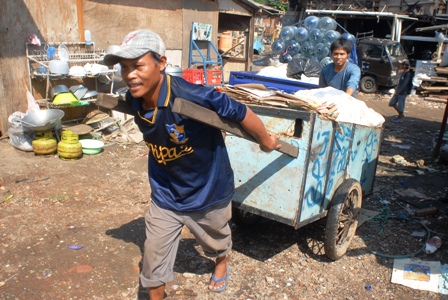Mengais Rezeki Dari Barang Bekas