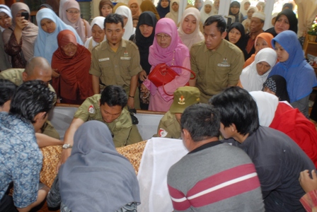 Selamat Jalan Ustazah (Foto-foto Pemakaman Yoyoh Yusroh)