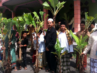 Pesantren Masyarakat Merapi-Merbabu Bagikan Bibit Pohon Pisang di Daerah Rawan Pemurtadan