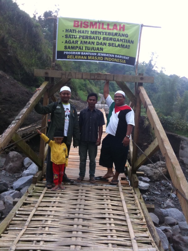 Relawan Masjid Indonesia Resmikan Jembatan Darurat