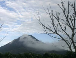 Setelah 4 Abad Gunung Sinabung di Tanah Karo Sumut Meletus