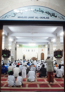 Tarawih di Condet Balekambang