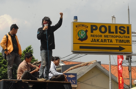 Mahasiswa Peduli Hukum Unjuk Rasa di Polres Jakarta Timur