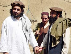 Hakimullah Mehsud dengan gamis putih