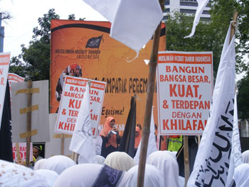 Ribuan Muslimah HTI di Jakarta Serukan Khilafah
