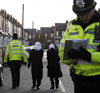 Polisi Inggris Bebaskan Sembilan Muslim Asal Pakistan
