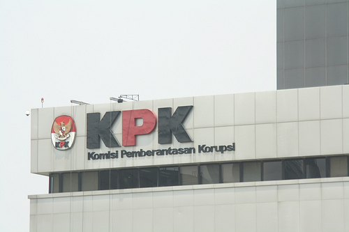 Hujan Bubarkan Aksi di KPK