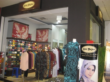 Siti Hajar, Busana Muslim Elegan Tapi Nggak Pasaran