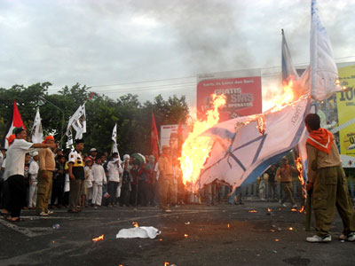 Bendera Terbesar Israel di Indonesia Dibakar di Sulawesi