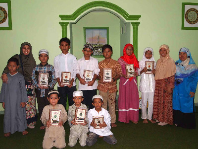 KISPA Distribusikan Al-Qur’an Masjid Al-Aqsha Kepada Anak Yatim