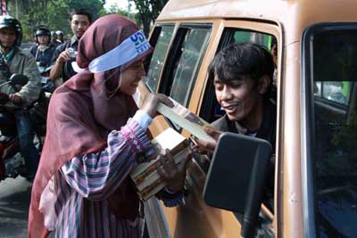 YDSF Bagi-bagi Quran Kepada Sopir Bus, Polantas &amp; Napi
