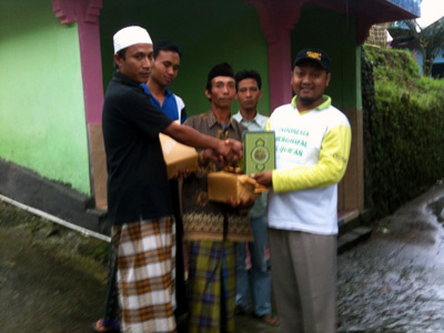 Eramuslim Dan Majlis Dhuha MK Bagikan Al-Quran Di Merapi