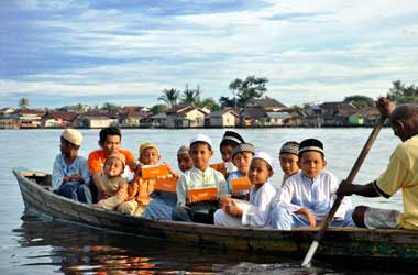 Berbagi Buka Puasa di Atas Sungai Kapuas