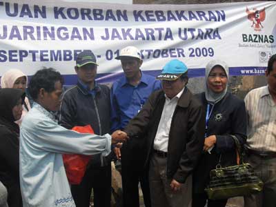 BAZNAS DAN RRI Jakarta Bantu Korban Kebakaran di Penjaringan