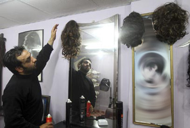 Di Gaza, Tukang Cukur Rambut Pria Tak Memotong Rambut Wanita
