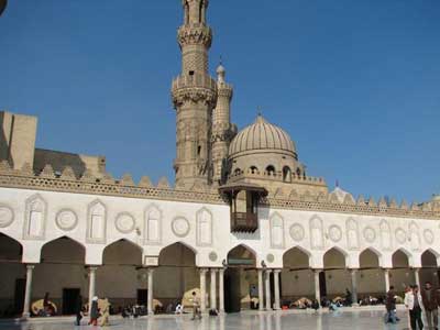 Imam Masjid Al-Azhar: Para Turis Wanita Wajib Kenakan Isdal