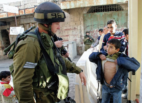 Dipaksa Sujud, Anak Palestina Katakan "Haram Sujud Selain Kepada Allah!"