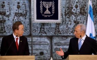 Presiden Israel Shimon Peres, mengadakan konferensi pers bersama dengan Ban Ki Mon pada 20 Maret 2010