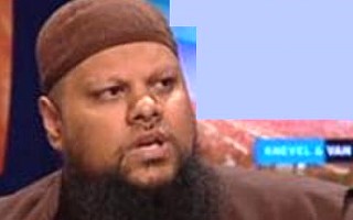 Pengacara Muslim Menolak Berdiri di Persidangan