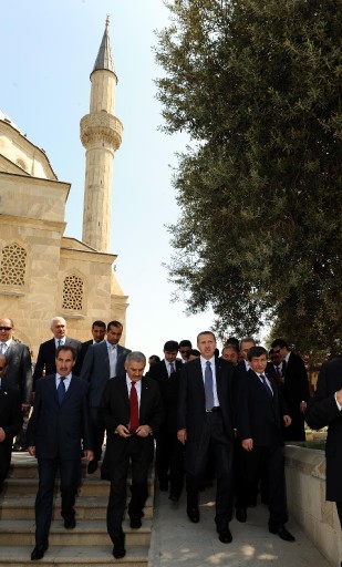 Erdogan Mengunjungi Masjid Syuhada di Azeri
