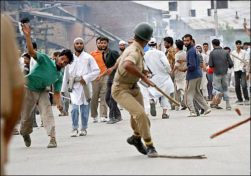 Muslim Kashmir Kutuk Penyerangan Masjid dan Pembakaran Al-Qur'an oleh Umat Hindu