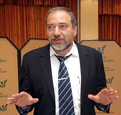 Daniel Kurtzer : Lieberman Melemahkan Israel