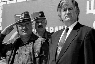 Jenderal Ratko Mladic (kiri) bersama Radovan Karadzic
