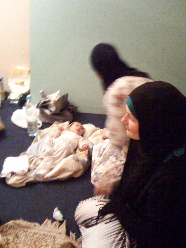 Suasana ifthar jama&rsquo;i yang akhirnya menjadi ajang mencurahkan isi hati pula