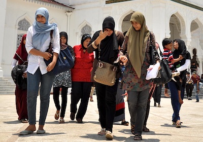 Alhamdulillah, sejumlah pengikut aliran Millah Abraham keluar dari Masjid Raya Baiturrahman, usai disyahadatkan kembali oleh Ketua MPU Aceh. Sebelum disyahadatan, mereka berikrar kembali ke ajaran Islam secara kaffah. (Acehimage.com/AK Jailani)