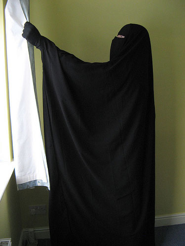 Wanita Dan Sarung Tangan