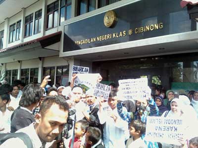 Ahmadiyah Anarkis, Pemuda Muslim Ditusuk dan Melanggar SKB