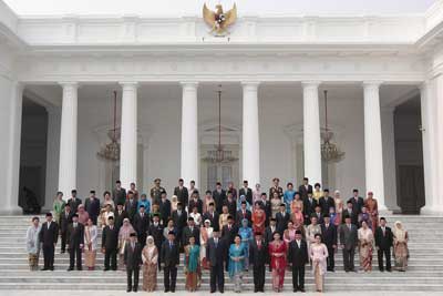 Lingkaran Istana Semakin Penuh Sesak