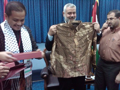Kebahagiaan Tim Mer-C Bisa Bertemu PM Haniya di Gaza