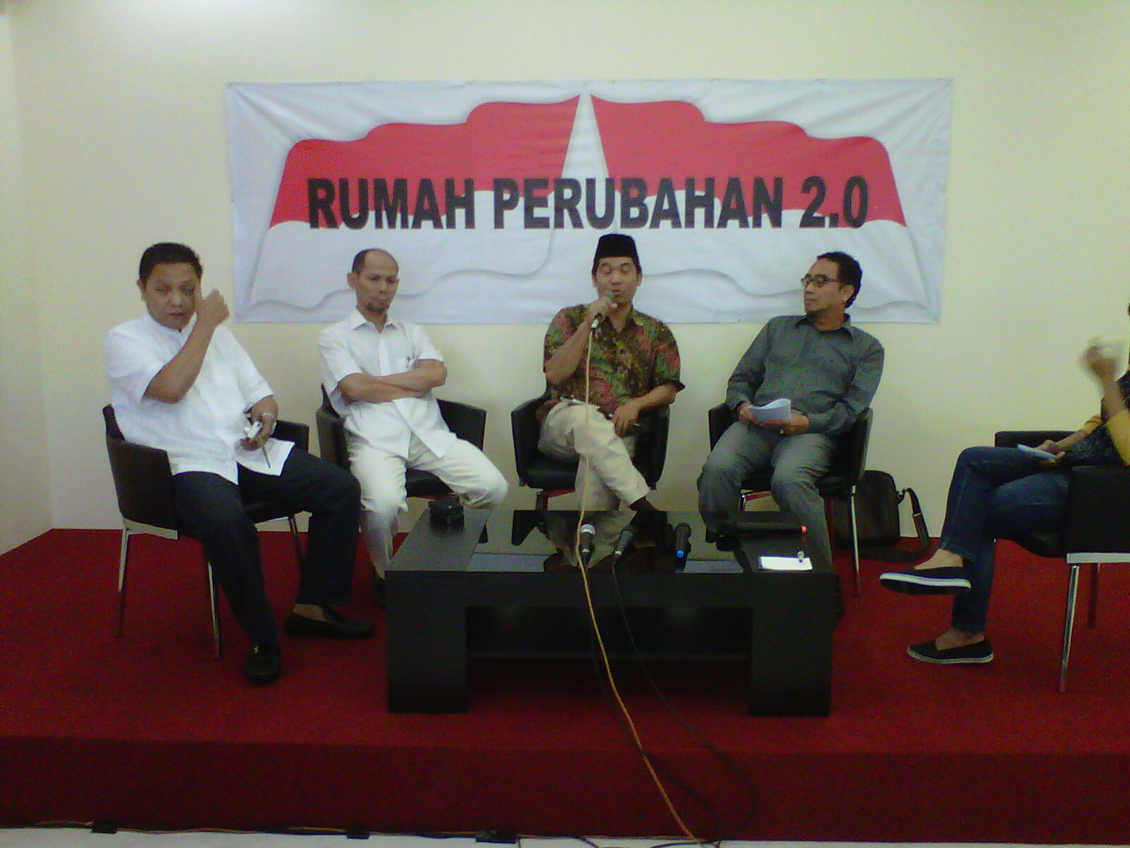 Berkembangnya Demokrasi Korporasi dan Politik Munafik