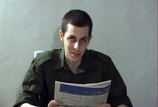 Israel Akan Menukar 980 Tahanan Palestina Dengan Shalit