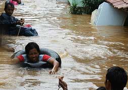 Aksi Sejuta Pelampung PKPU Gulirkan Program Peduli Banjir  